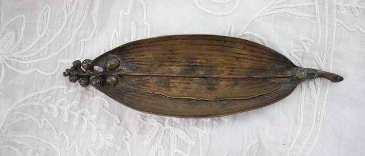 Patinated bronze 'Lily of the valley leaf' pocket tidy circa 1900