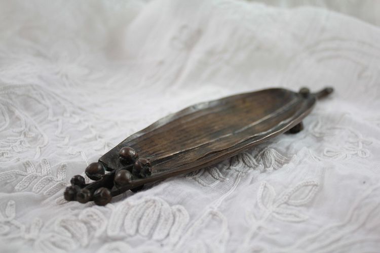Patinated bronze 'Lily of the valley leaf' pocket tidy circa 1900