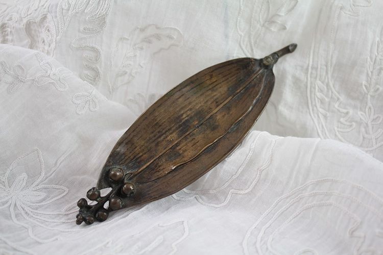 Patinated bronze 'Lily of the valley leaf' pocket tidy circa 1900