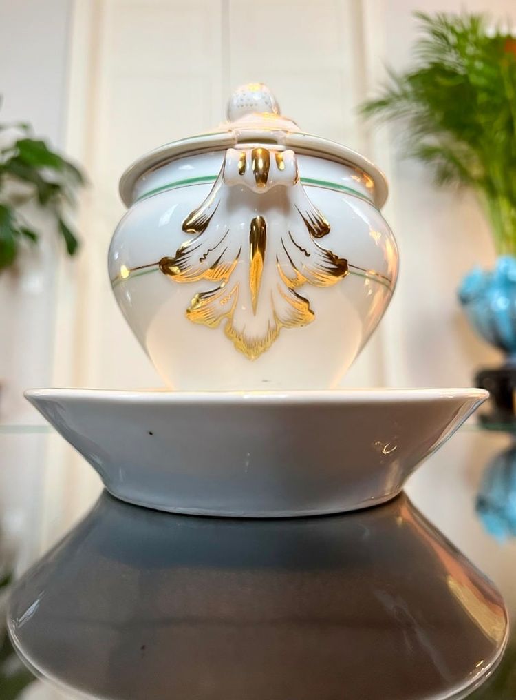 Sauce Boat With Frétel Lid - Porcelaine Vieux Paris