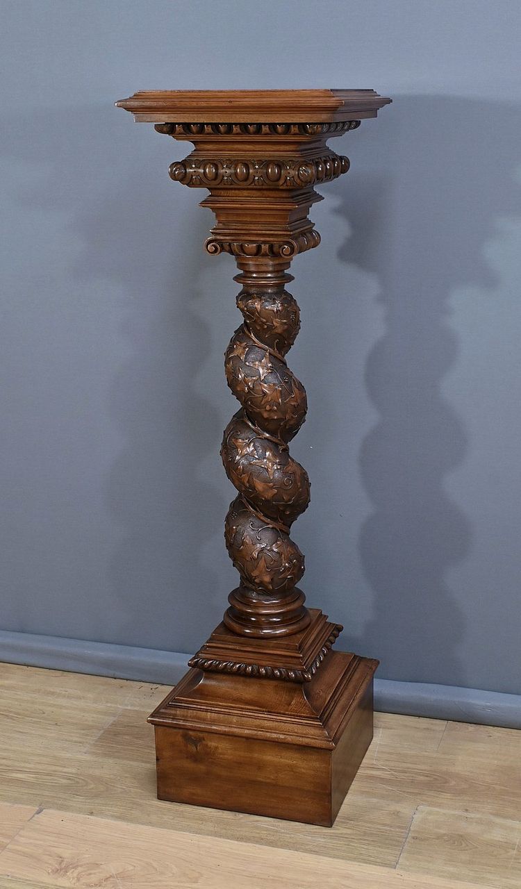 Important Swivel Column in Solid Walnut - 1900