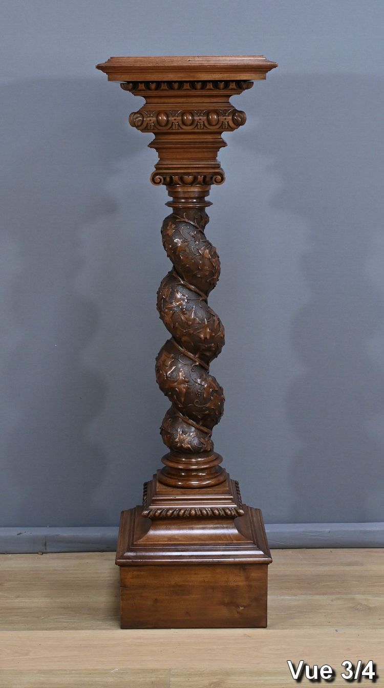 Important Swivel Column in Solid Walnut - 1900