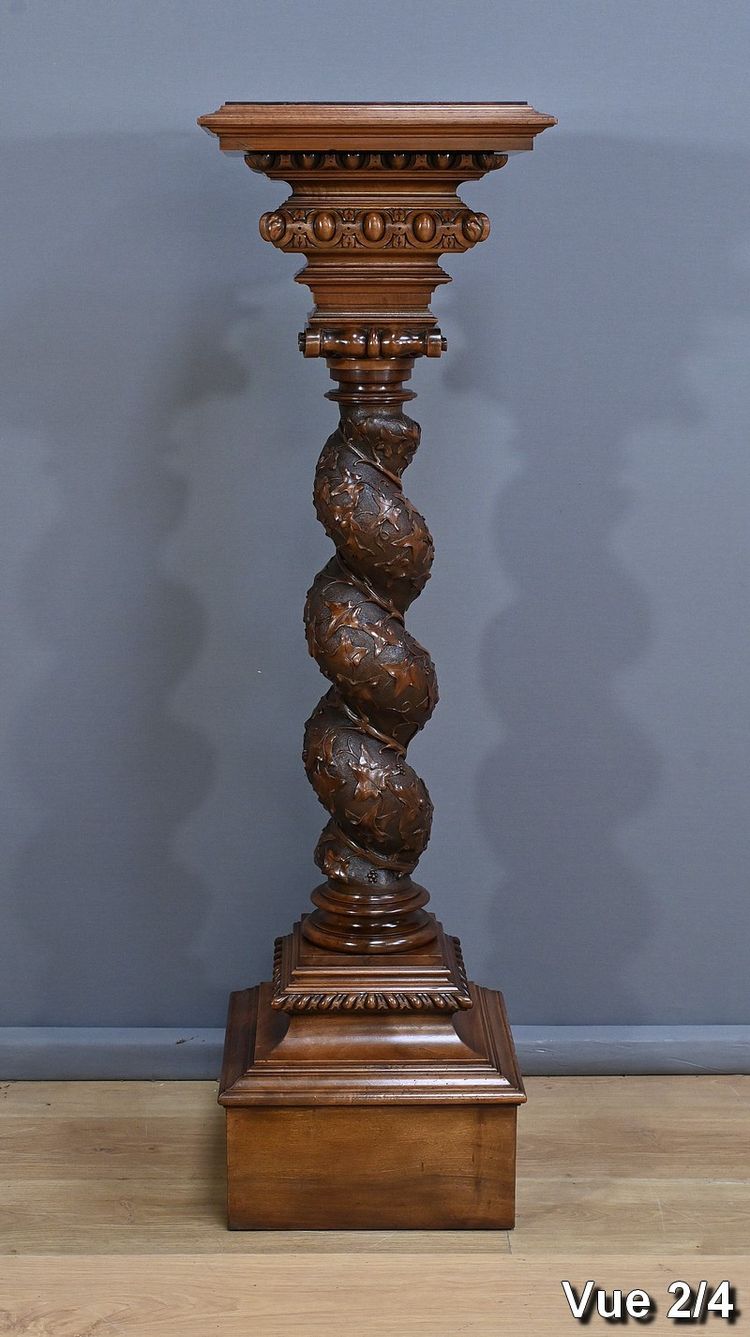 Important Swivel Column in Solid Walnut - 1900