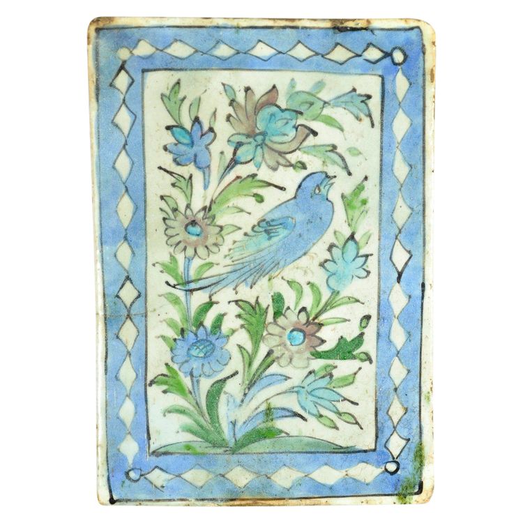 Tegola in terracotta, Iran, periodo Qâjâr Inizio XIX secolo, decorazione floreale e di uccelli