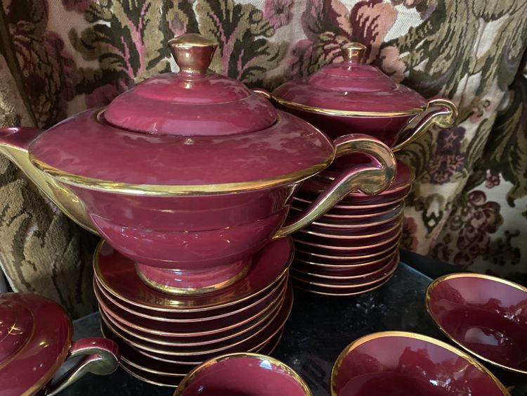 Beautiful "50" coffee and tea service with many pieces in antique red and bright gold ceramics.