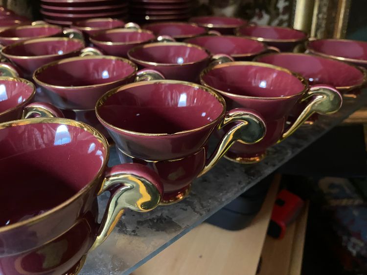 Beautiful "50" coffee and tea service with many pieces in antique red and bright gold ceramics.