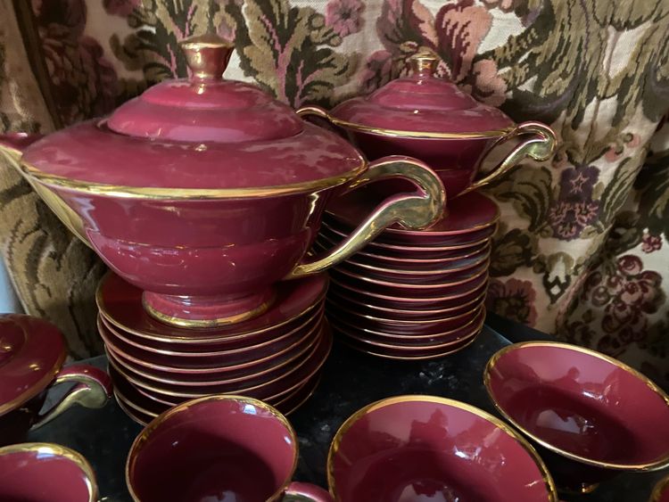 Beautiful "50" coffee and tea service with many pieces in antique red and bright gold ceramics.