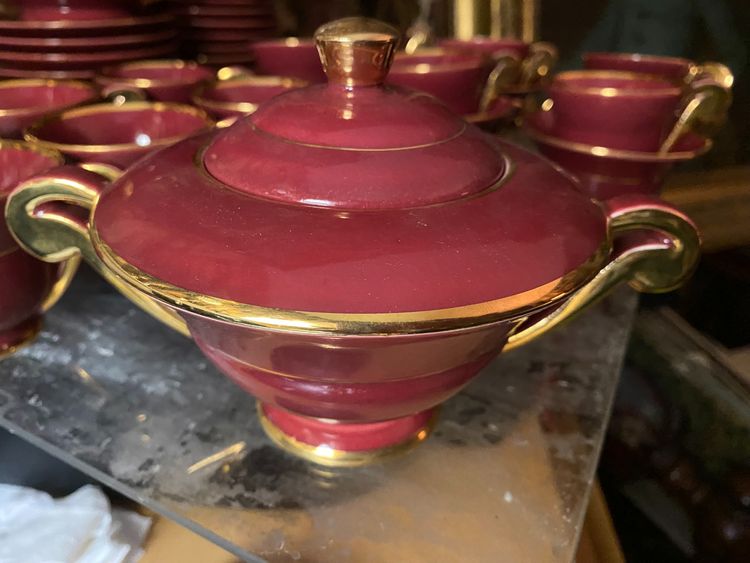 Beautiful "50" coffee and tea service with many pieces in antique red and bright gold ceramics.