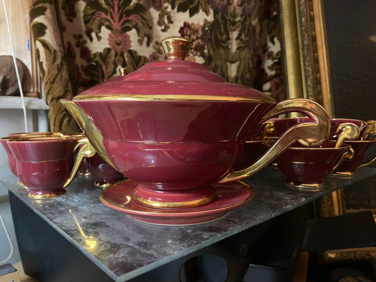 Beautiful "50" coffee and tea service with many pieces in antique red and bright gold ceramics.