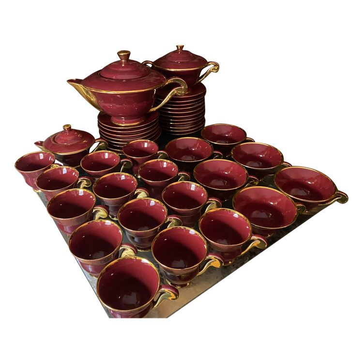 Beautiful "50" coffee and tea service with many pieces in antique red and bright gold ceramics.