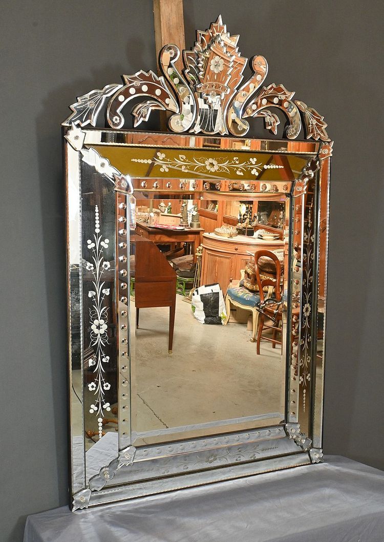 Important Venetian mirror with pediment, Italy - Early 20th century