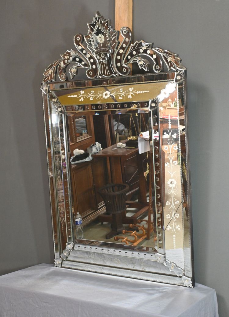 Important Venetian mirror with pediment, Italy - Early 20th century