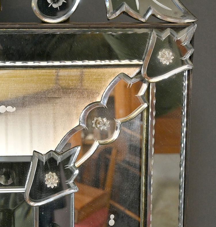 Important Venetian mirror with pediment, Italy - Early 20th century