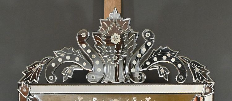 Important Venetian mirror with pediment, Italy - Early 20th century
