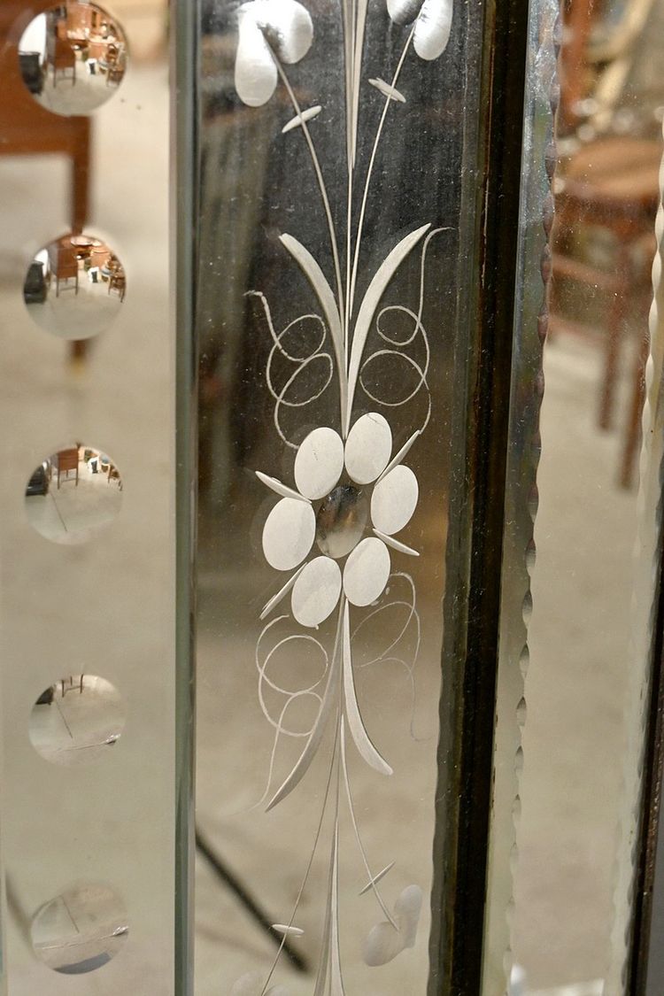 Important Venetian mirror with pediment, Italy - Early 20th century