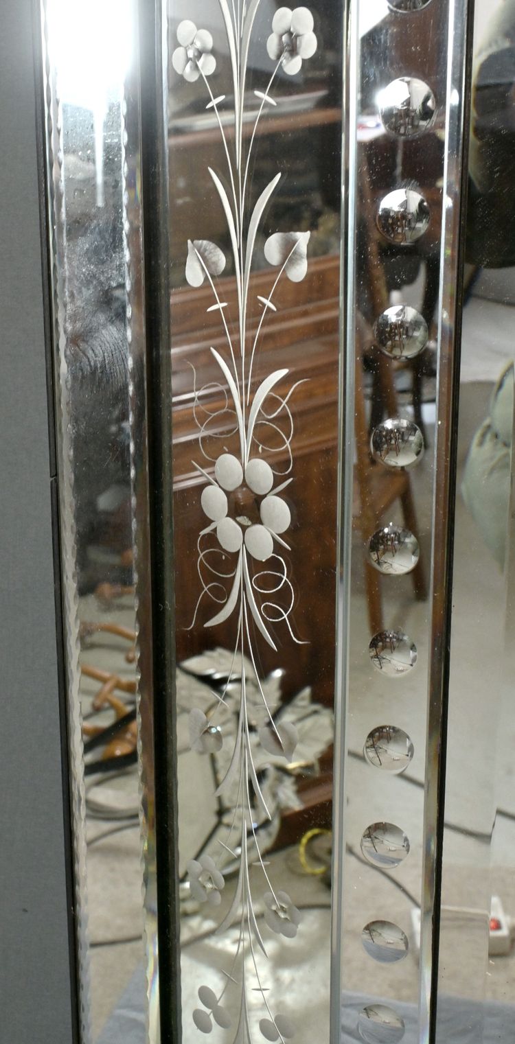 Important Venetian mirror with pediment, Italy - Early 20th century