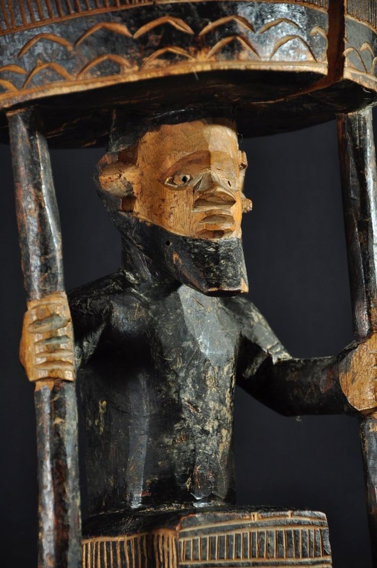Siège de dignitaire africain sculpté en bois début XXe siècle