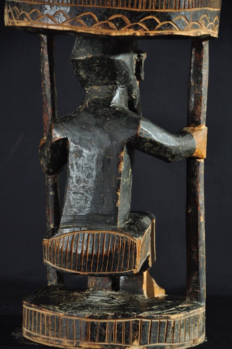 Siège de dignitaire africain sculpté en bois début XXe siècle