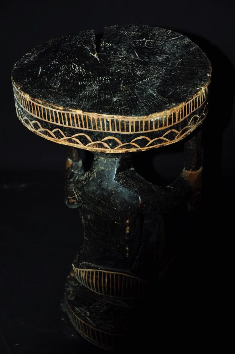 Siège de dignitaire africain sculpté en bois début XXe siècle