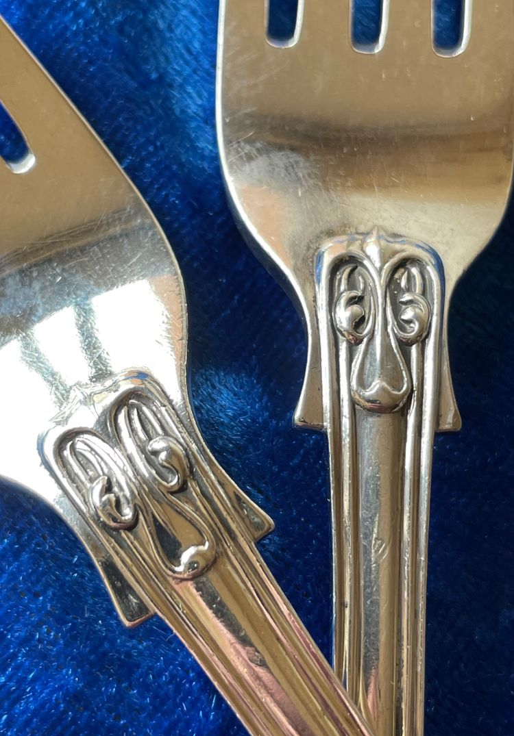2 English cutlery sets.