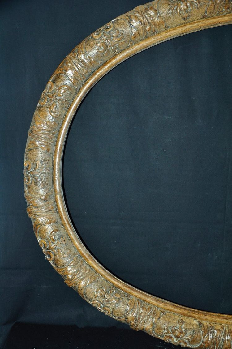 Cadre ovale en chêne massif sculpté époque XVIIIe style rocaille