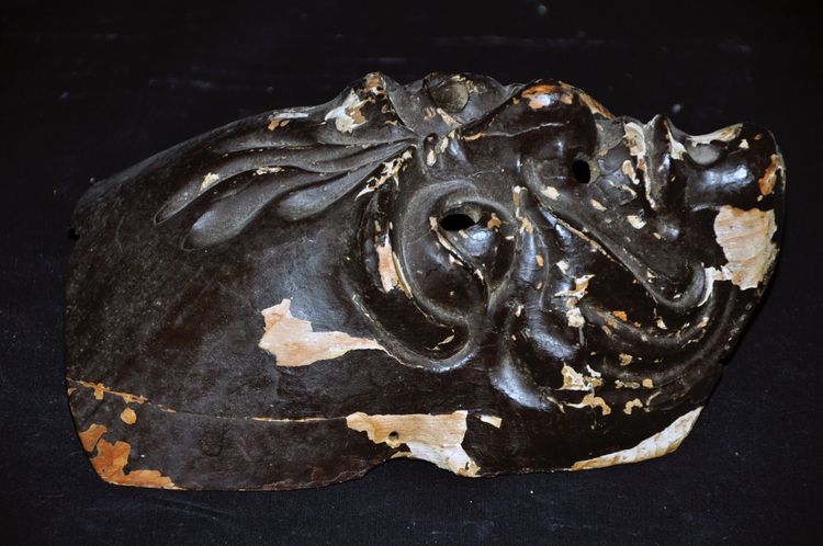 Masque japonais en bois sculpté dit de théâtre Nô milieu du XIXe siècle