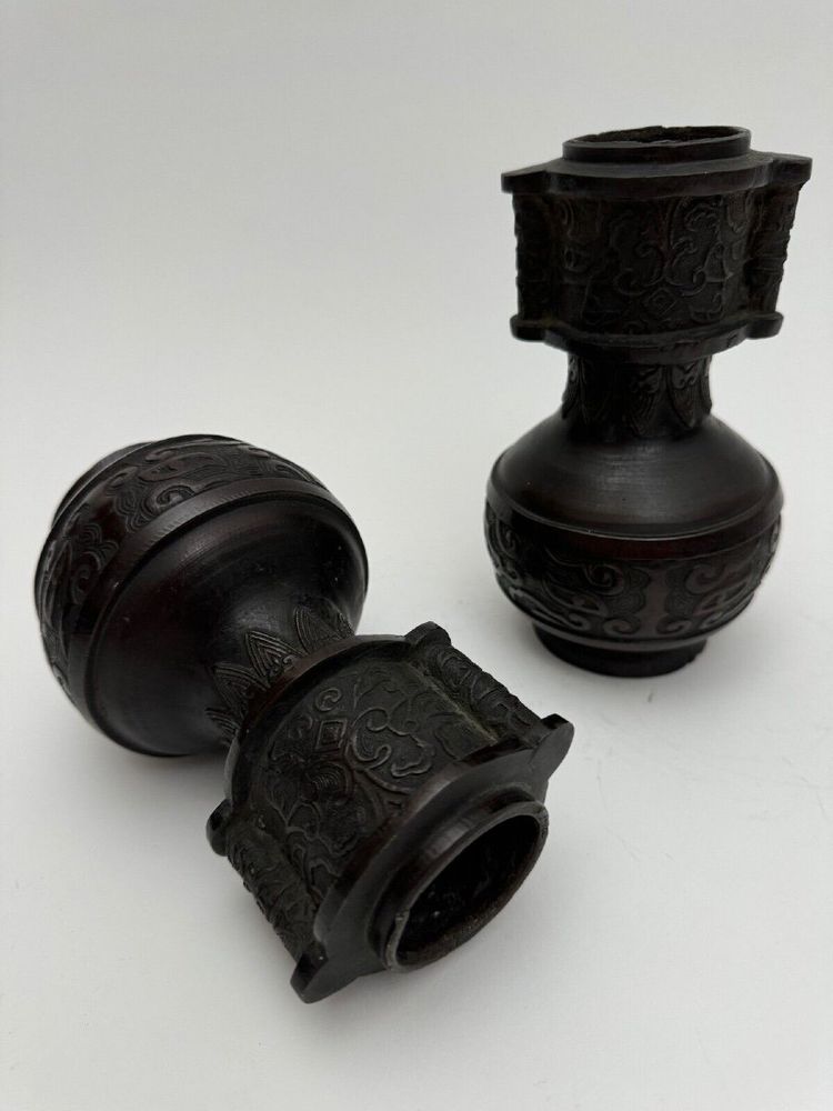 Pair of bronze vases Japan à l'Antique Meiji period