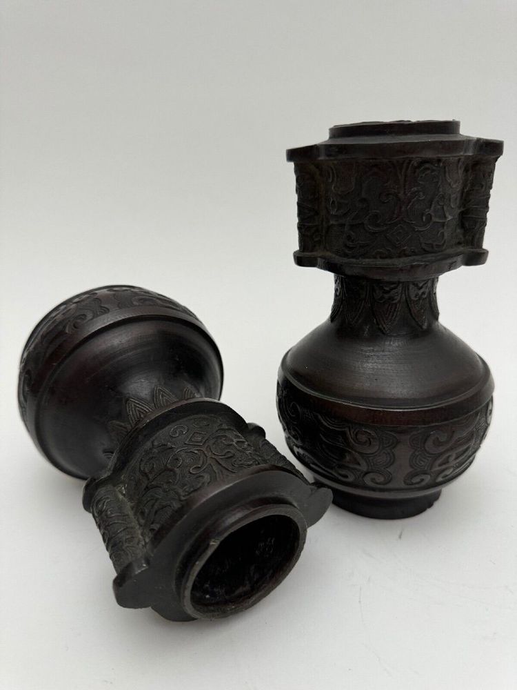 Pair of bronze vases Japan à l'Antique Meiji period