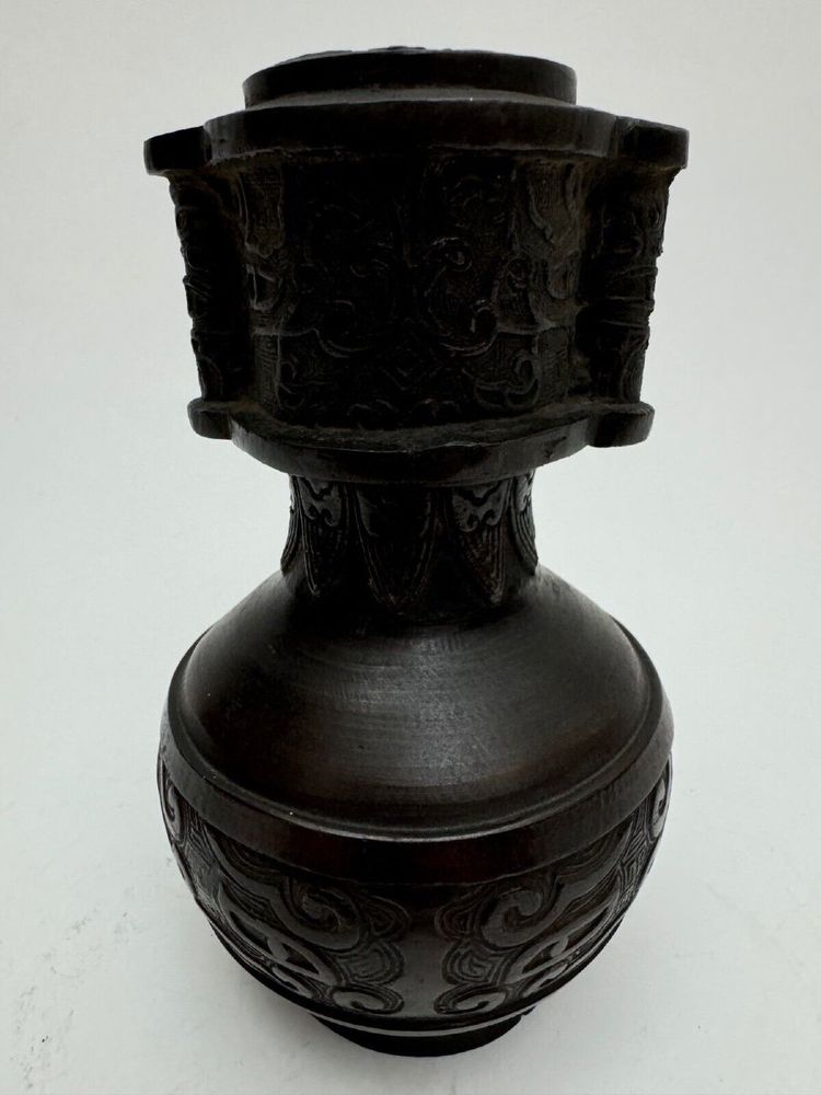 Pair of bronze vases Japan à l'Antique Meiji period