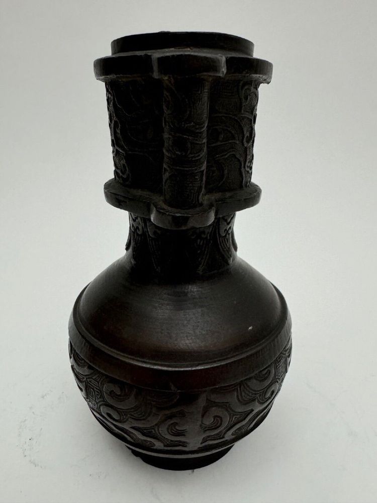 Pair of bronze vases Japan à l'Antique Meiji period