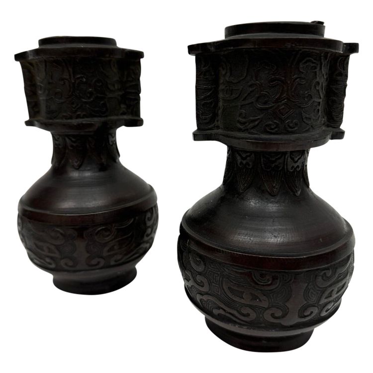 Pair of bronze vases Japan à l'Antique Meiji period