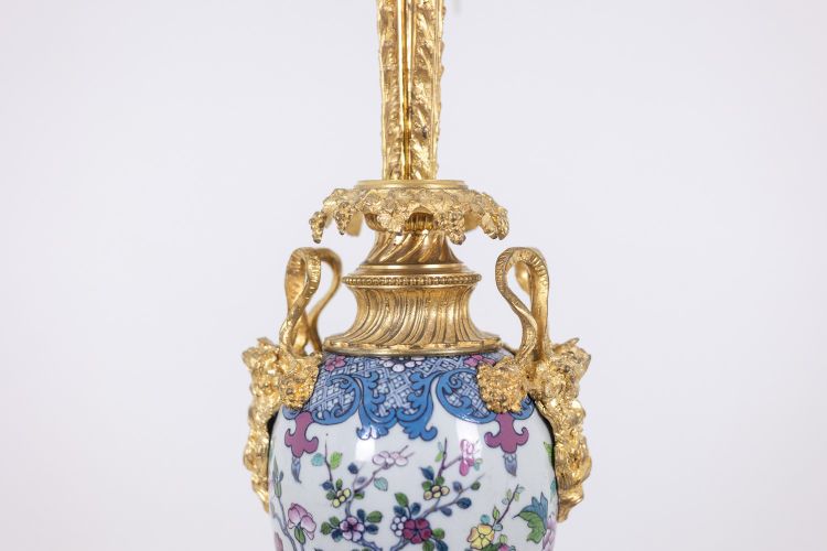 Paar Porzellanlampen mit Satyrndekor aus Bronze. Circa 1880. LS62101239P