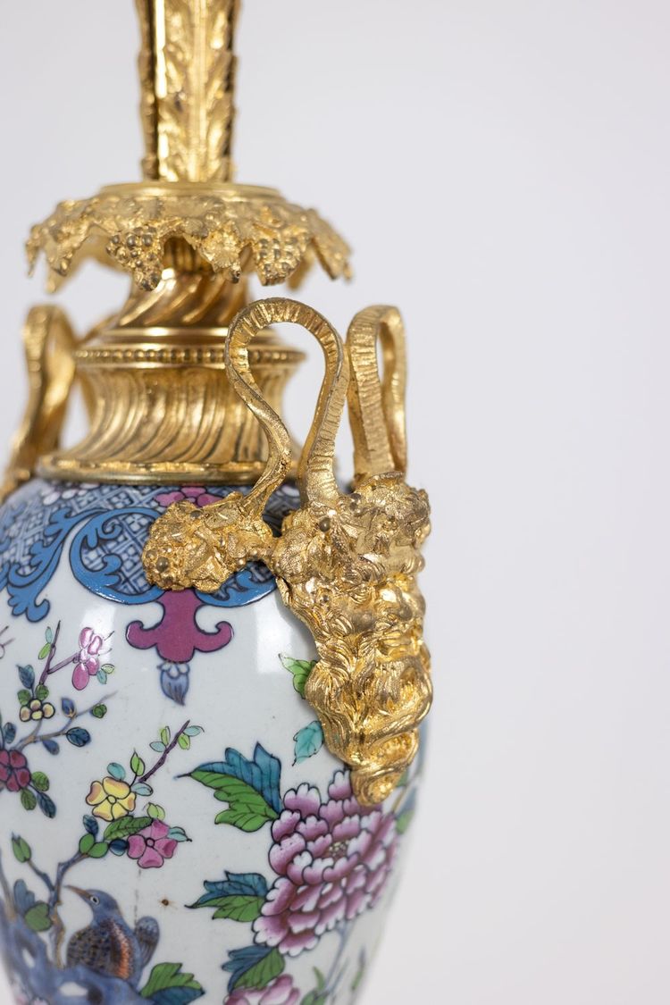 Paar Porzellanlampen mit Satyrndekor aus Bronze. Circa 1880. LS62101239P