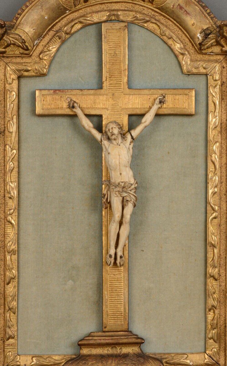 Hand-carved Christ 18th century gilded wood frame decorated with flowers