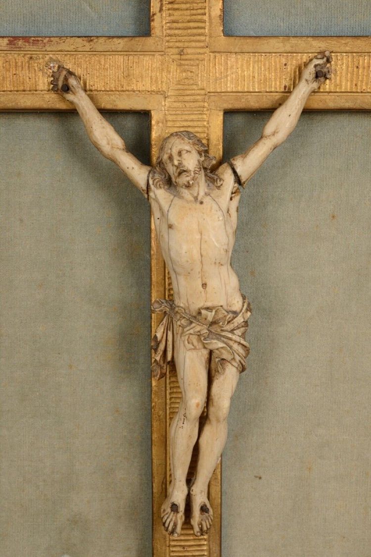 Hand-carved Christ 18th century gilded wood frame decorated with flowers