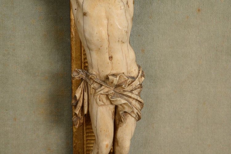 Hand-carved Christ 18th century gilded wood frame decorated with flowers