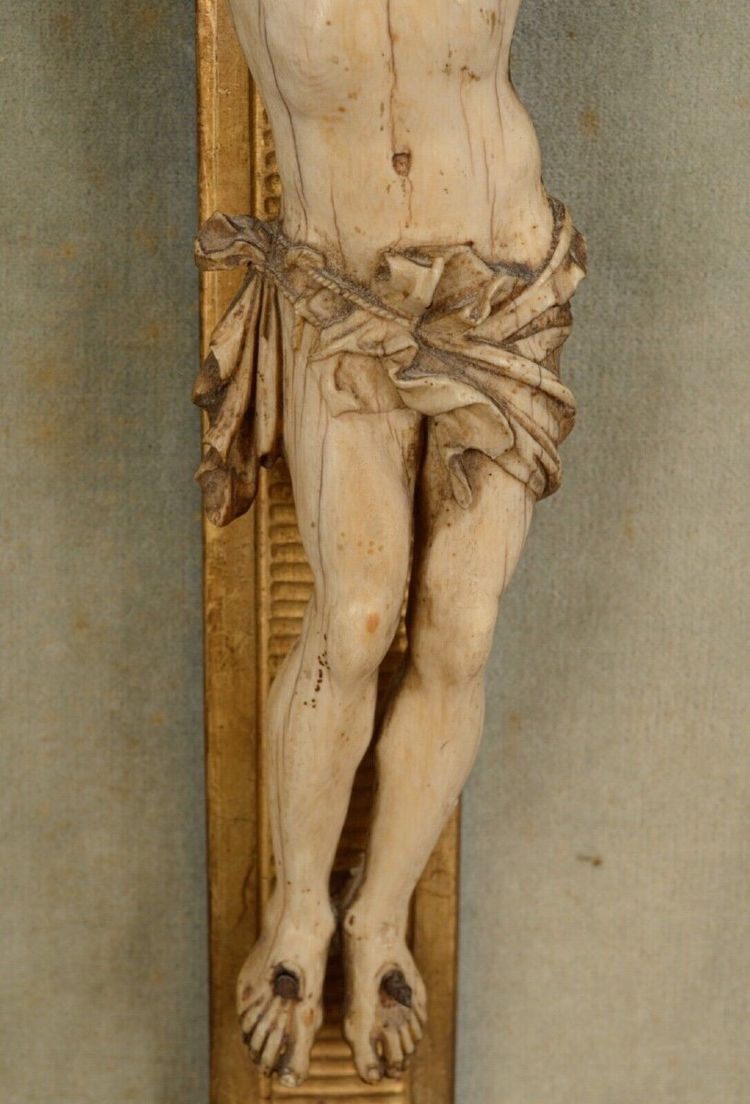 Hand-carved Christ 18th century gilded wood frame decorated with flowers