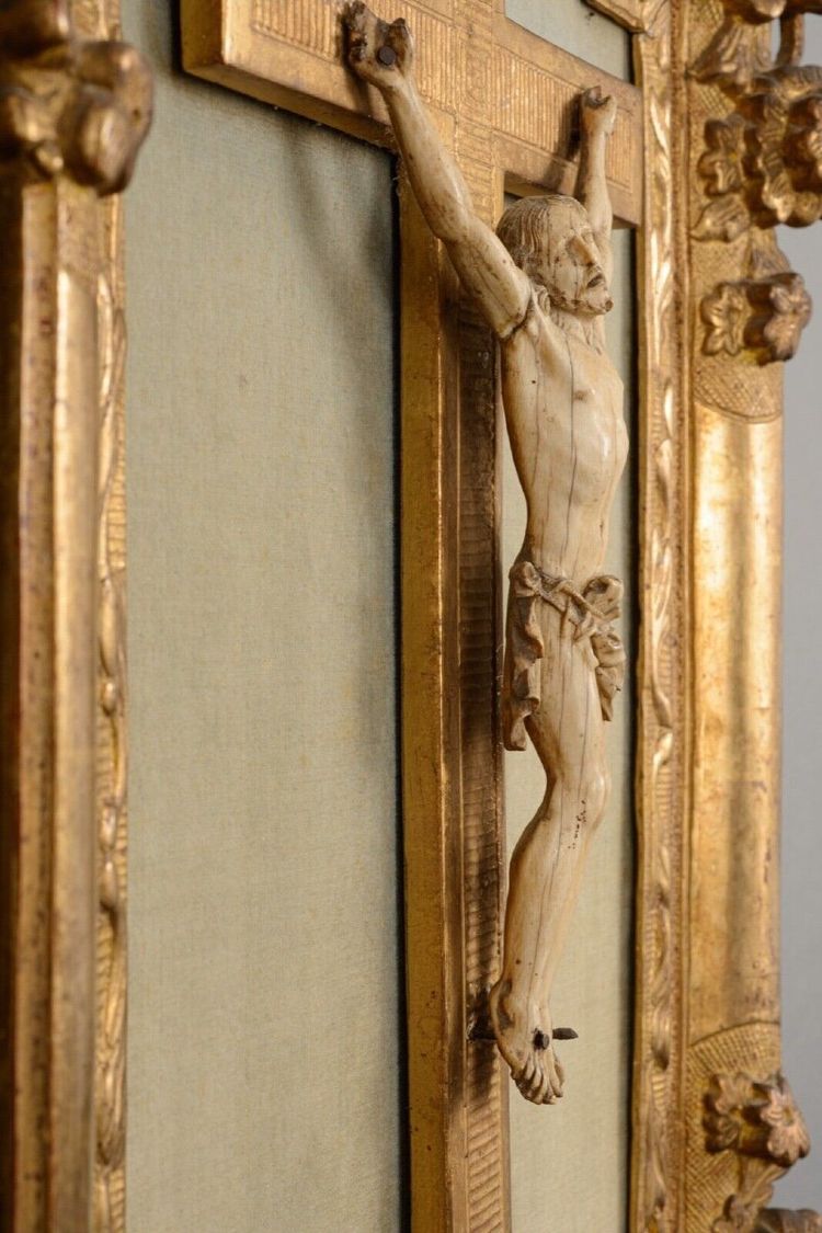 Hand-carved Christ 18th century gilded wood frame decorated with flowers