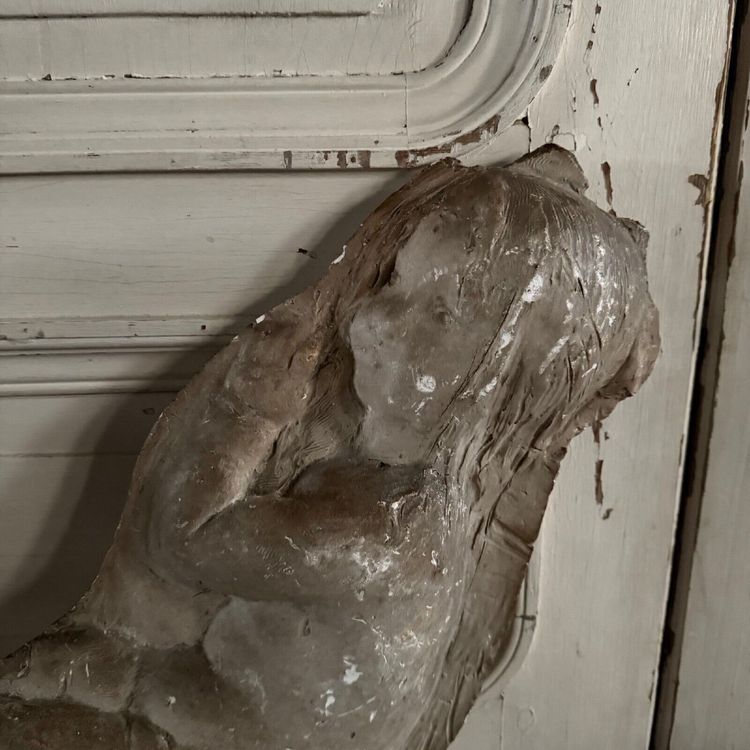 Bas-relief en plâtre représentant un bébé par Charles Filleul XXe