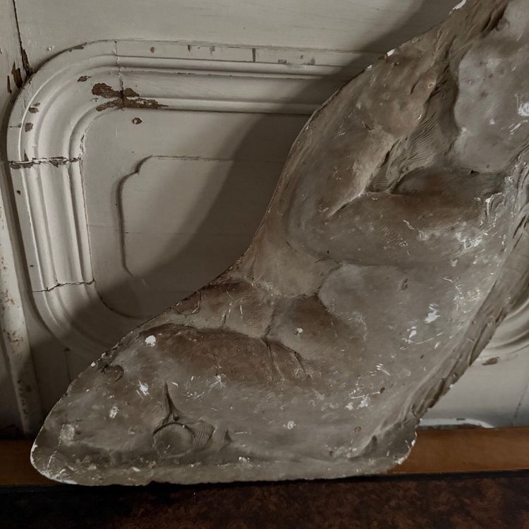 Bas-relief en plâtre représentant un bébé par Charles Filleul XXe