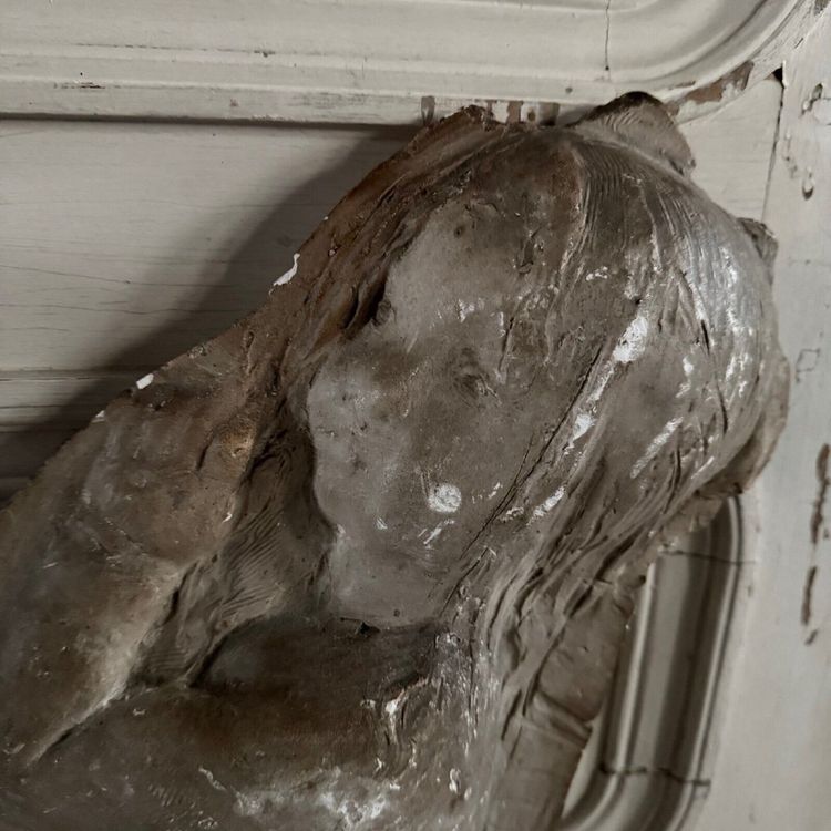 Bas-relief en plâtre représentant un bébé par Charles Filleul XXe