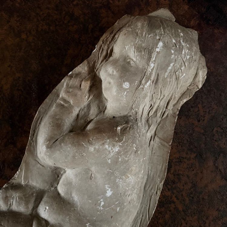 Bas-relief en plâtre représentant un bébé par Charles Filleul XXe