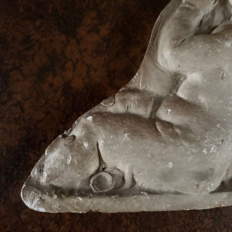 Bas-relief en plâtre représentant un bébé par Charles Filleul XXe