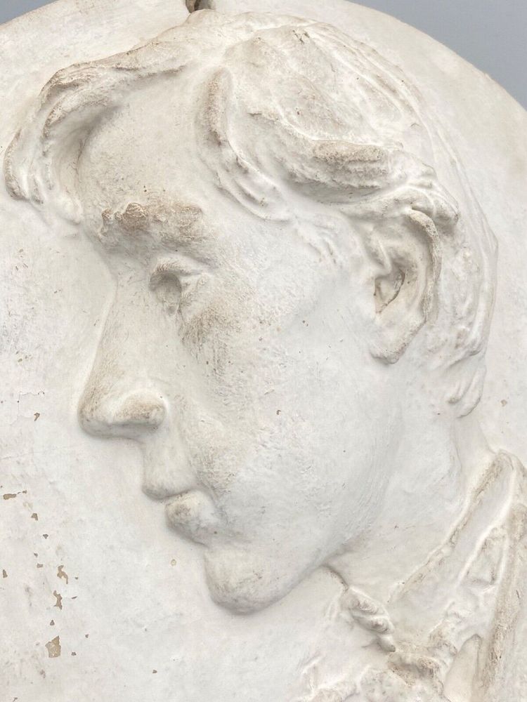 Médaillon bas-relief XIXe représentant un jeune homme en costume