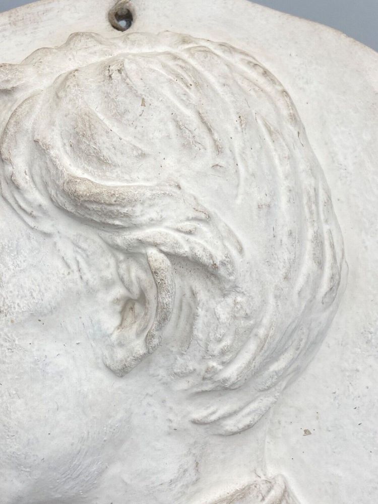 Médaillon bas-relief XIXe représentant un jeune homme en costume