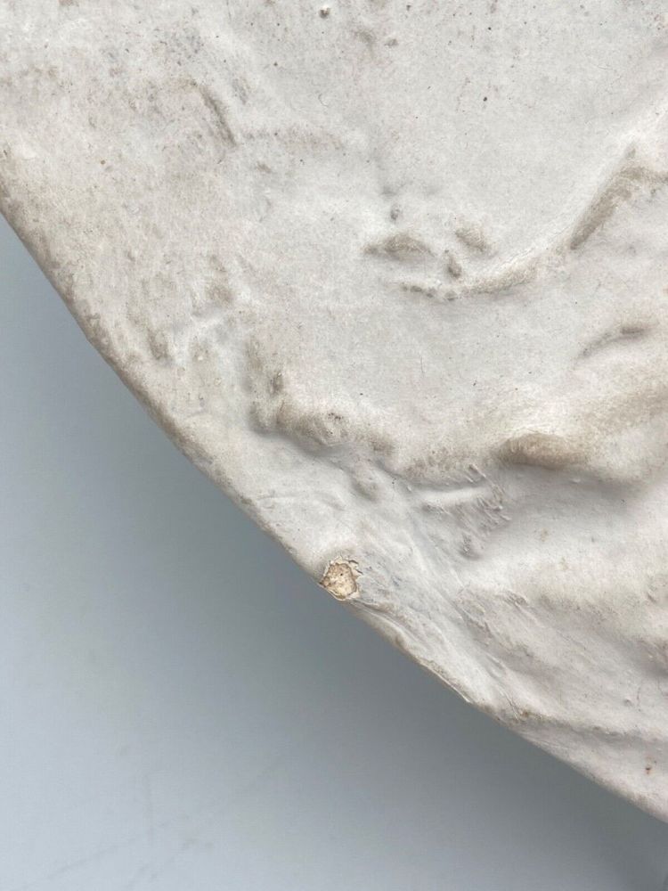 Médaillon bas-relief XIXe représentant un jeune homme en costume