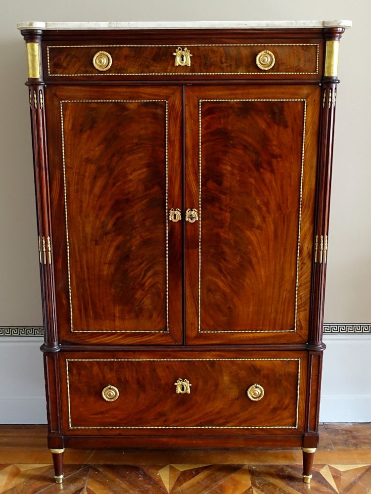 Louis XVI period command cabinet in flamed mahogany and gilt bronze, trefoil lock