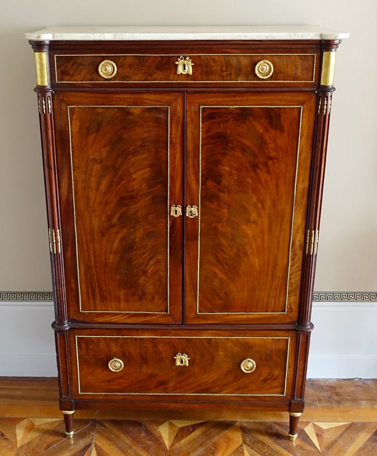 Louis XVI period command cabinet in flamed mahogany and gilt bronze, trefoil lock