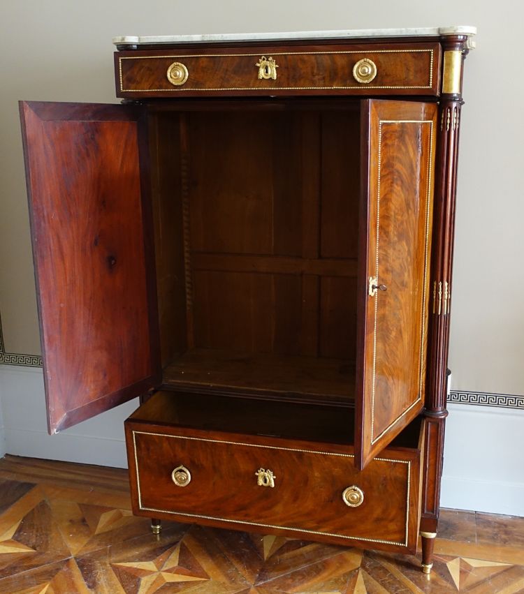 Louis XVI period command cabinet in flamed mahogany and gilt bronze, trefoil lock