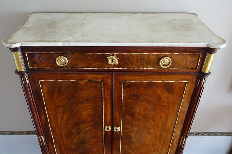 Louis XVI period command cabinet in flamed mahogany and gilt bronze, trefoil lock